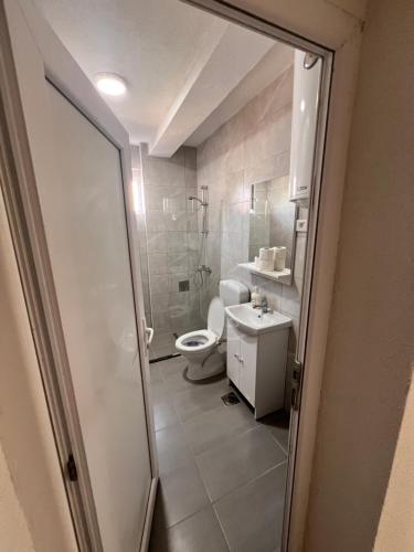 Ένα μπάνιο στο DAMIEN apartments
