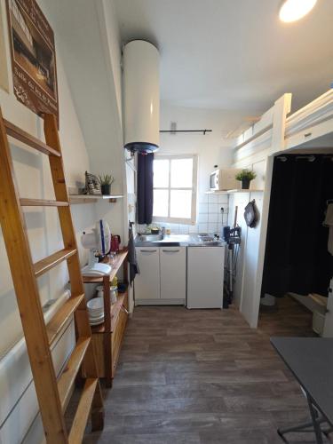 Studette 1km château Versailles check-in autonome