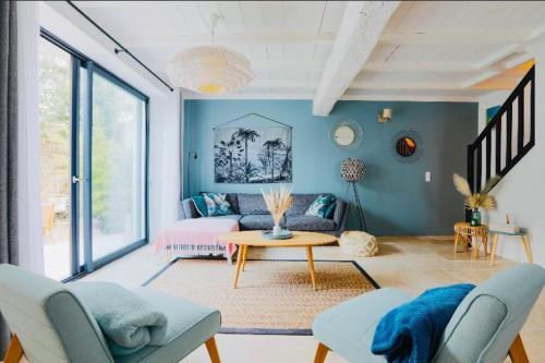 un salon avec un canapé et une table dans l'établissement Charming village house with courtyard, au Bois-Plage-en-Ré