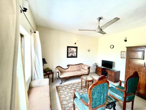 una sala de estar con un sofá y una silla en Khayaban e amin ph 2p block flat, en Dargai