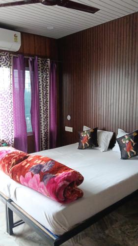 Ένα ή περισσότερα κρεβάτια σε δωμάτιο στο Hotel Poonam Mahal