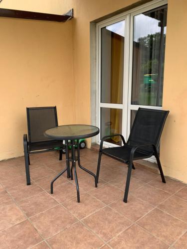 two chairs and a table and a table and chairs at Noclegi Little Sheep in Chojna