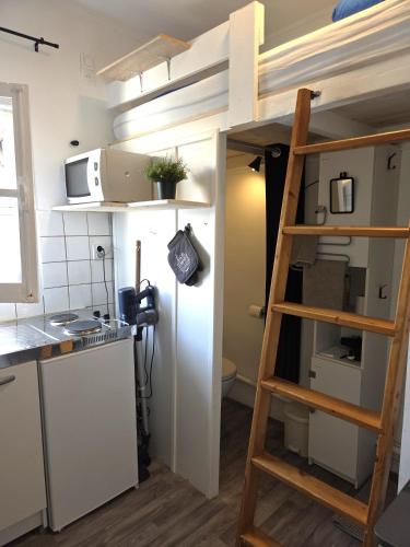 Il comprend une petite cuisine avec une mezzanine et un four micro-ondes. dans l'établissement Studette 1km château Versailles check-in autonome, à Versailles