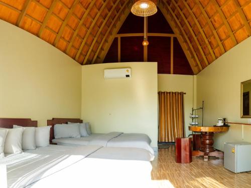 Ένα ή περισσότερα κρεβάτια σε δωμάτιο στο Bali Villa Kampot Resort