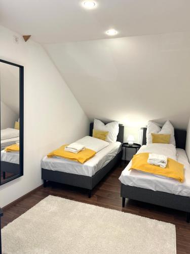 Postel nebo postele na pokoji v ubytování GreenTreeHomes - Penthouse Willow