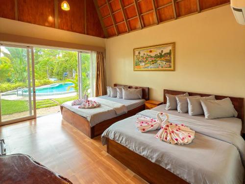 Ένα ή περισσότερα κρεβάτια σε δωμάτιο στο Bali Villa Kampot Resort