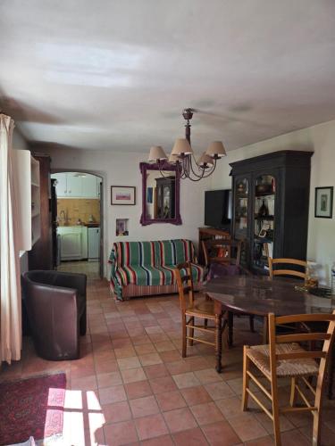 a living room with a table and a couch at Saignon, Chambres d hôtes in Saignon