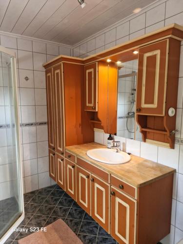 a bathroom with a sink and a mirror at Koselig hus i Valdres in Leira