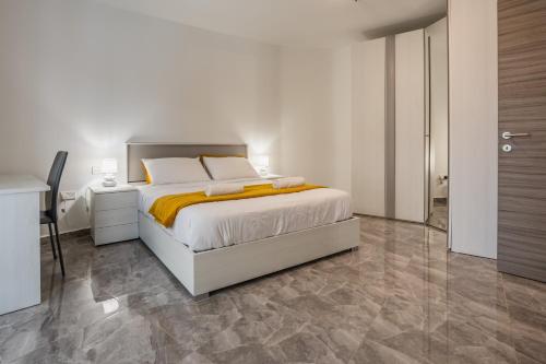 Postel nebo postele na pokoji v ubytování Msida Modern Luxury Apartment