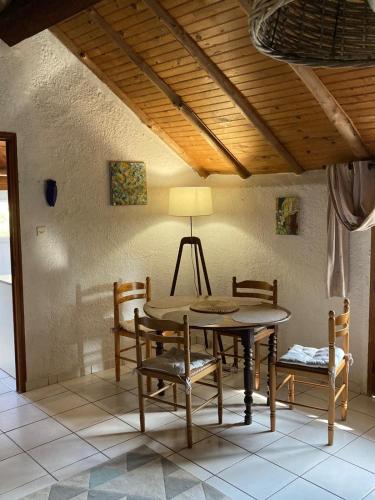 une salle à manger avec une table et des chaises dans l'établissement Maison de vacances dans village AUTHENTIQUE Corse, à Bonifacio