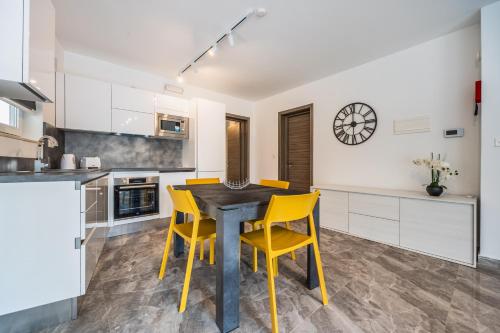 Kuchyň nebo kuchyňský kout v ubytování Msida Modern Luxury Apartment