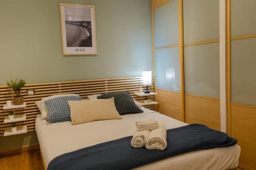 ニースにあるVieux Nice Design & confort Mer à 2 minのタオルが敷かれたベッドのある寝室