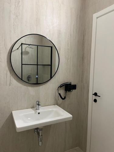 Ένα μπάνιο στο Emera Apartments