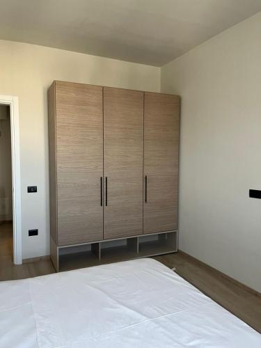 Ένα ή περισσότερα κρεβάτια σε δωμάτιο στο Emera Apartments