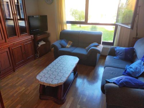 a living room with a couch and a table at Bienvenidos in Burgos
