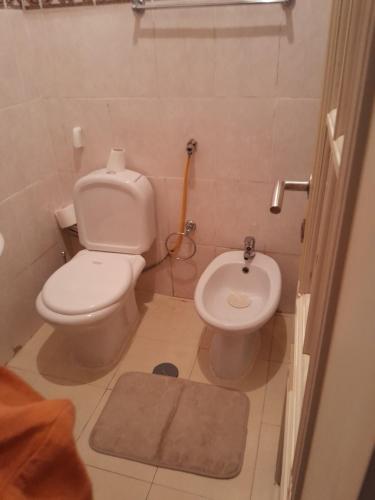 a small bathroom with a toilet and a bidet at Westend renting 2 bed Sagrada Família in Luanda