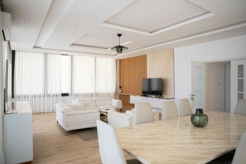 DakanにあるResidence Yacineのリビングルーム(テーブル、白い椅子付)