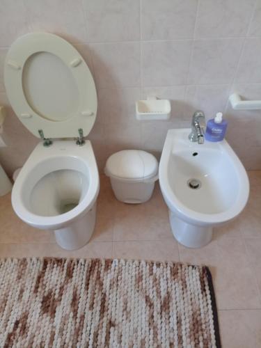 a bathroom with a toilet and a sink at Camera matrimoniale con bagno in Castellana Grotte