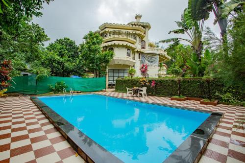 una casa con una piscina di fronte di Hilltop suites by 29 bungalow a Khandāla