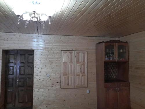 une chambre avec deux portes et un lustre dans l'établissement Home in Racha, à Oni