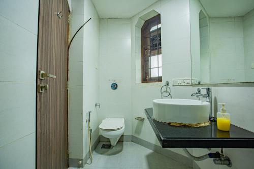 un bagno con lavandino e WC di Hilltop suites by 29 bungalow a Khandāla