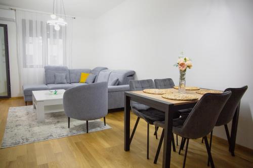 Un lugar para sentarse en Modern and Stylish Getaway