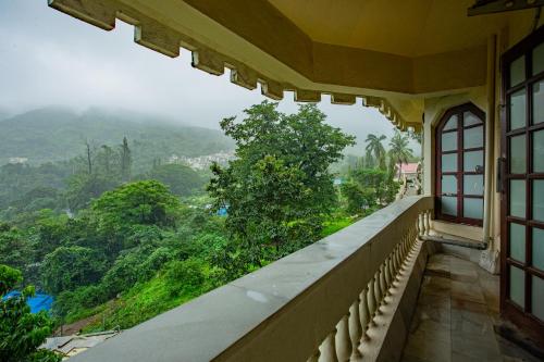 balcone di una casa con vista sulla foresta di Hilltop suites by 29 bungalow a Khandāla