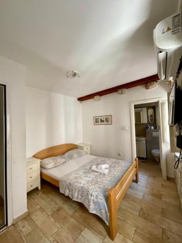 ein kleines Schlafzimmer mit Bett und Badezimmer in der Unterkunft sar 3 in Kotor