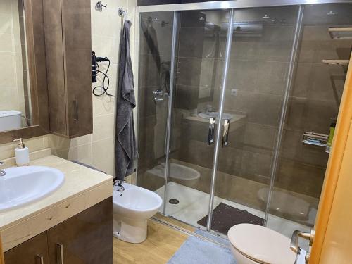 Koupelna v ubytování TERRASOL TORRELITORAL APARTAMENTO 3 DORMITORIOS DE LUJO