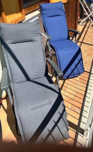 two chairs and a bed on a porch at Al rifugio dei cervi in Lecce neʼ Marsi