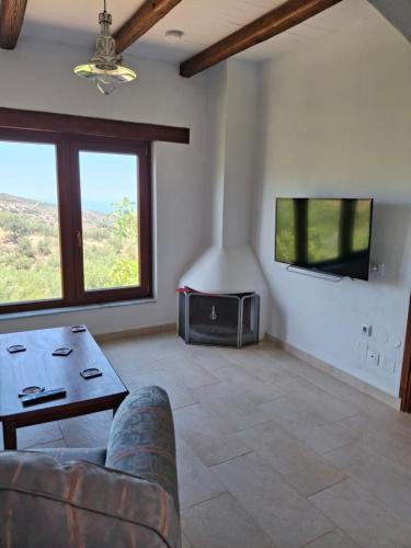 Televisyen dan/atau pusat hiburan di The house on the hill