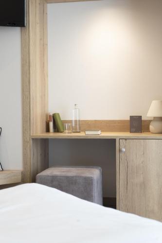 a room with a bed and a desk with a bed sidx sidx sidx at Hotel Terme Leonardo in Abano Terme