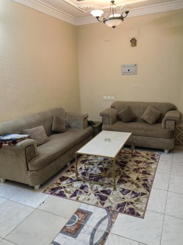 a living room with a couch and a table at فيفيندا احلى مكان خميس مشيط in Khamis Mushayt