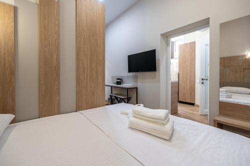 Una cama o camas en una habitación de Designer suites of Deribas