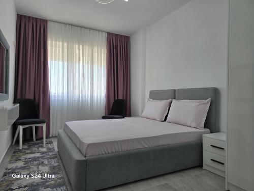 una camera da letto con un letto grande e una finestra di Luxury Apartment a Durrës