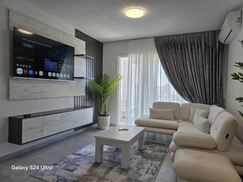 un soggiorno con un divano e una TV di Luxury Apartment a Durrës