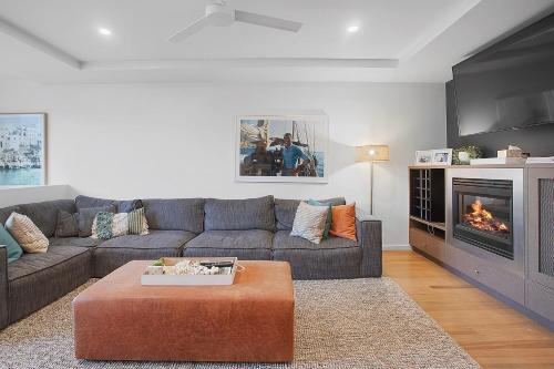 Χώρος καθιστικού στο Central Sorrento Living by Ready Set Stay