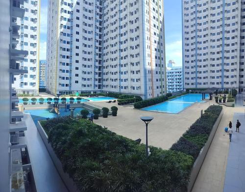 Πισίνα στο ή κοντά στο Tum's MPlace Staycation 28th Floor Tower C