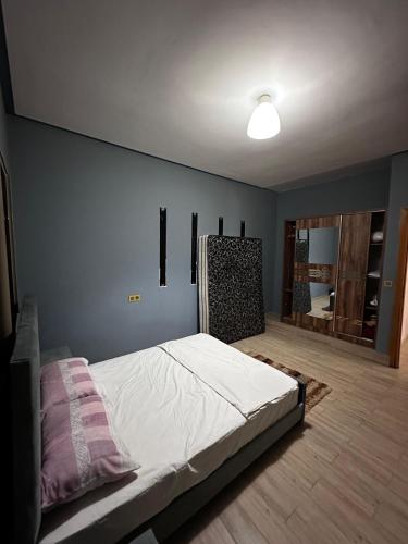 a bedroom with a bed and a blue wall at Villa avec piscine in Meknès