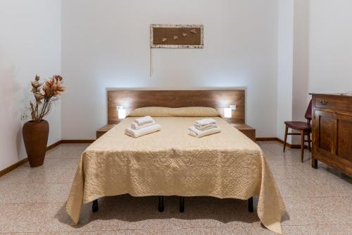 a bedroom with a bed with two towels on it at Da Zia Vittoria - Affitti Brevi Italia in Ulassai