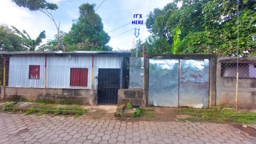 a building with a gate and a street sign at Nicky's family home in Granada