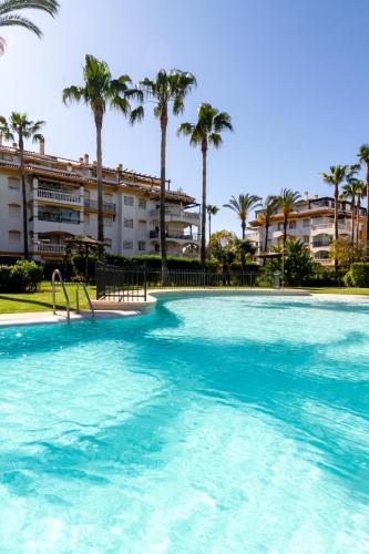MARBELLA BANUS SUITES - Banús, Dama de Noche, Stylishly Redecorated - Brand New Furniture, 1BED-1BATH, Bright Glazed Terrace, 3 S Pools, Beautiful Complex, Ideal for Families
