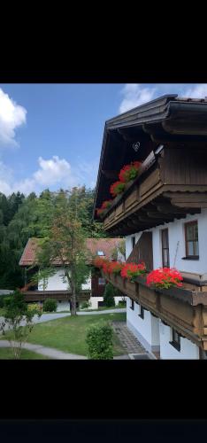 a building with flower boxes on the side of it at Ferienwohnung Geyersberg 704 in Hauzenberg