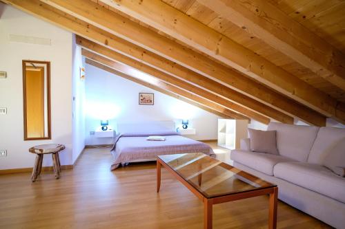 a living room with a bed and a couch at Casa vacanza Simona in Salionze