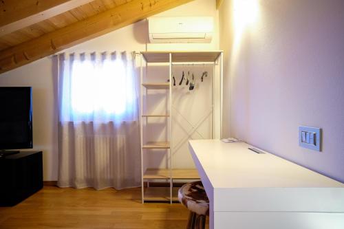 a white room with a shelf and a window at Casa vacanza Simona in Salionze