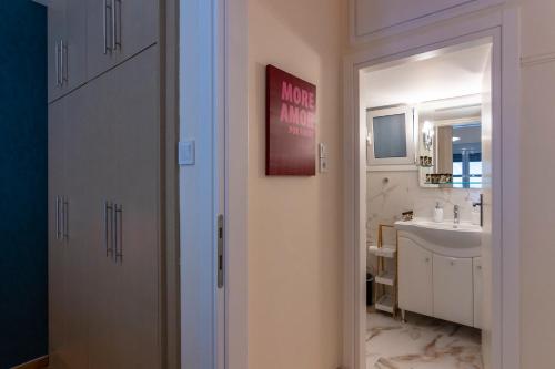 Retro Pop Classic 2 bed Luxury Hop to Acropolis