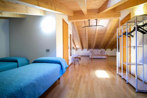 a bedroom with two beds and a wooden ceiling at Casa vacanza Simona in Salionze