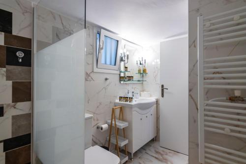 Retro Pop Classic 2 bed Luxury Hop to Acropolis