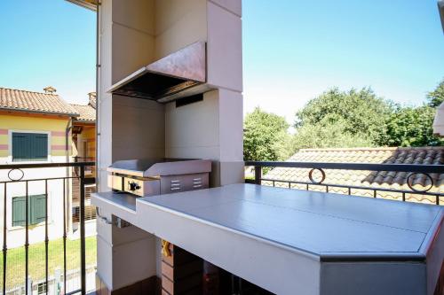 a balcony with a stove and a grill at Casa vacanza Simona in Salionze