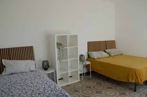 two beds sitting next to each other in a bedroom at Top Floor Apartment 5 minutes walk to lake in Malgrate